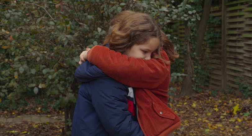 Lilly kramar om sin nyfunne vän.