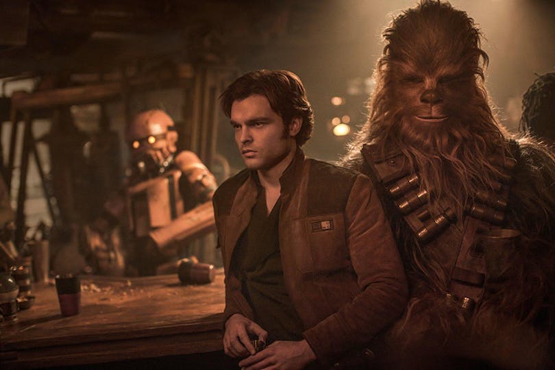 Alden Ehrenreich och Joonas Suotamo som Han Solo och Chewbacca i Solo: A Star Wars Story. Foto: Disney.