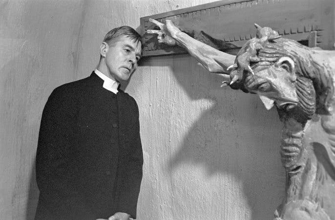 Gunnar Björnstrand står intill ett stort krucifix i Nattvardsgästerna, en av Ingmar Bergmans bästa filmer.