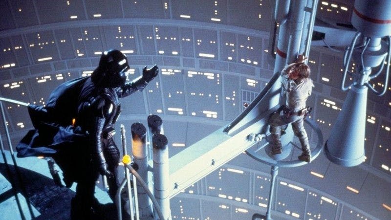 Darth Vader sträcker ut sin hand mot Luke i den ikoniska fäktningsscenen i "Star Wars: The Empire Strikes Back"