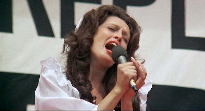 Karen Black sjunger på en scen i Nashville.