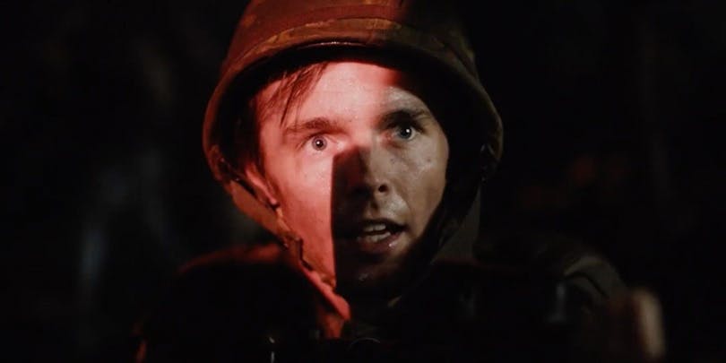 Soldat från Firebase stirrar med panik in i kameran.