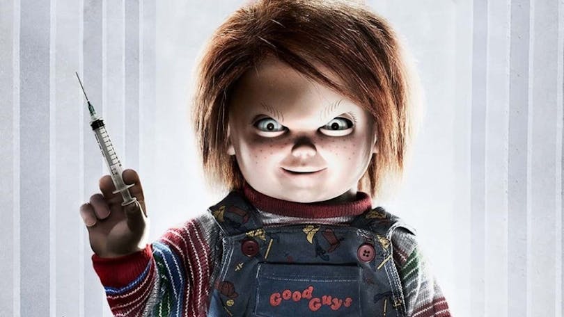 Den onda dockan håller upp en spruta i Cult of Chucky