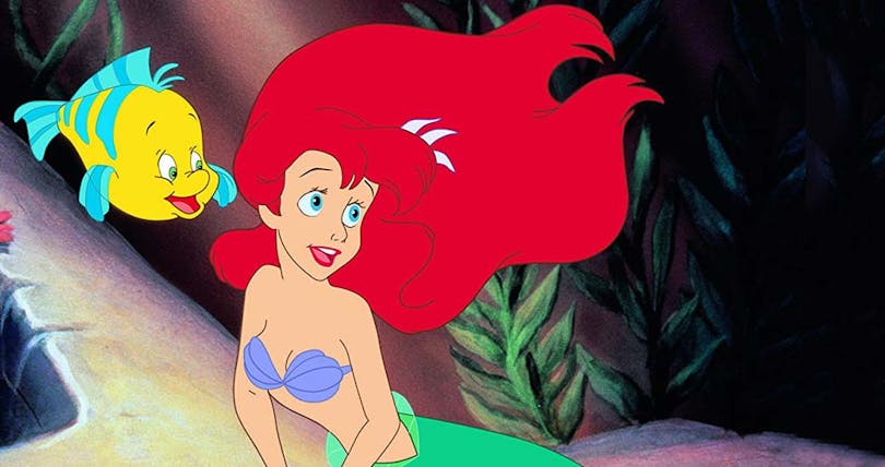 Ariel lutar sig mot en sten.