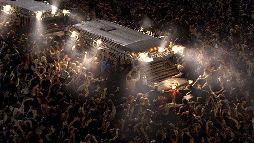 En hord av zombier attackerar en buss.