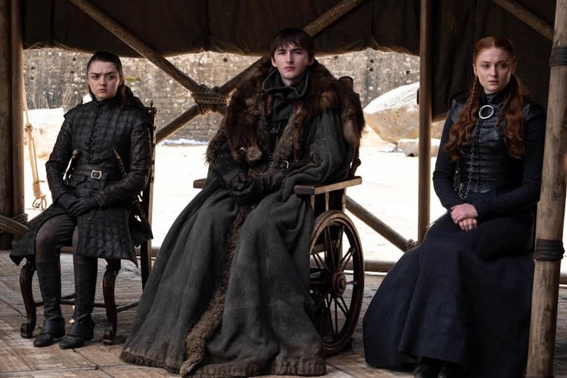 Arya, Bran och Sansa Stark samlade i ett råd.
