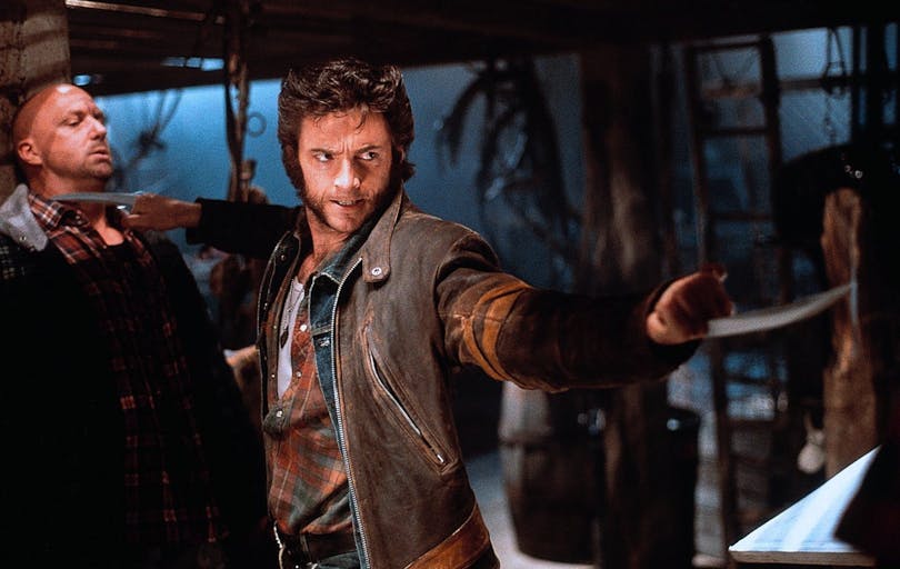 Vem kan glömma ögonblicket då vi först fick se Wolverine (Hugh Jackman) dra fram sina klor i X-Men (2000). Foto: 20th Century Fox.