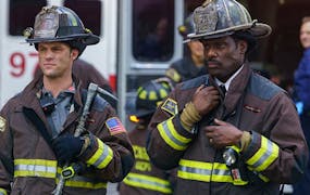 Jesse Spencer och Eamonn Walker i Chicago Fire och loggan från Housegard. Foto: Viaplay och Housegard.