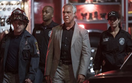 Harry Bosch (Titus Weller) på brottsplatsen i sista säsongen av Bosch. Foto: HBO Nordic/Amazon Prime.