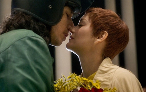Henry och Ann kysser varandra.