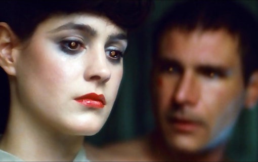 Harrison Ford och Sean Young i Blade Runner. Båda har röda ögon, vilket utmärker replikanter. Foto: Warner Bros.