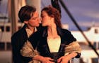 Leonardo DiCaprio som Jack håller om Kate Winslet som Rose bakifrån i Titanic (1997).
