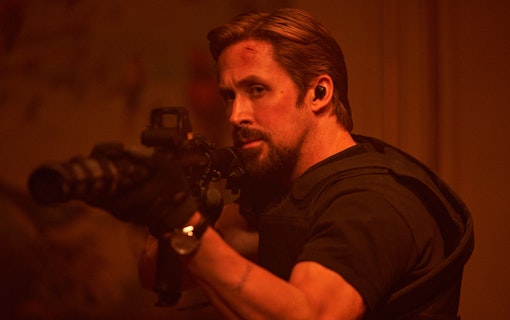 Ryan Gosling hållandes i ett vapen i Netflix nya film The Gray Man.