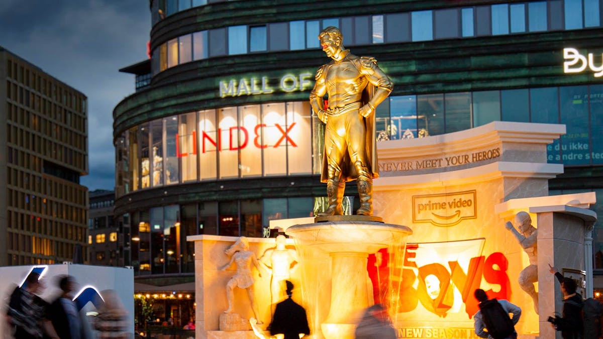 OSLO: Enorma Homelander-statyn reser Europa runt