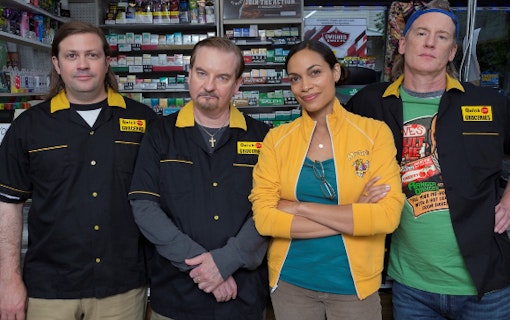Jeff Anderson, Rosario Dawson, Trevor Fehrman och Brian O'Halloran i "Clerks III" (2022).