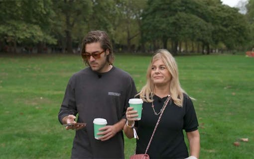 Pernilla och Benjamin går i en park