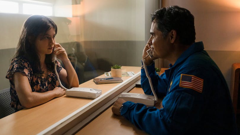 Michael Peña och Rosa Salazar har väldigt bra personkemi. Foto: Amazon Prime.