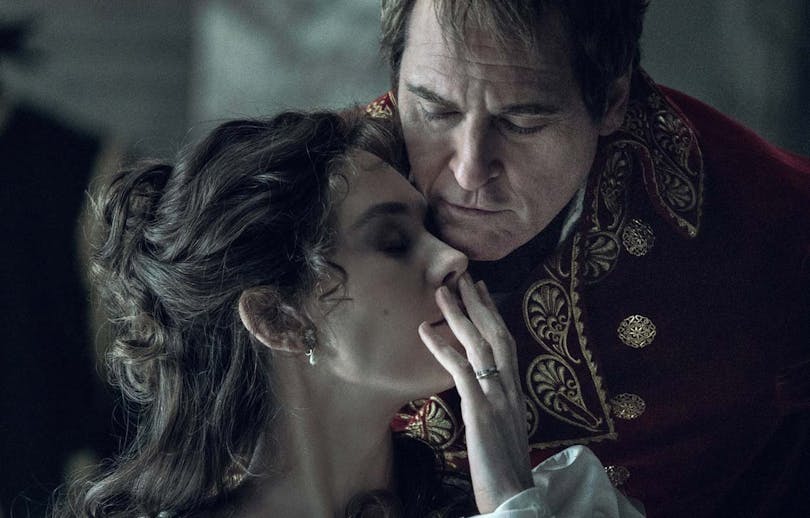 Joaquin Phoenix och Vanessa Kirby i Napoleon